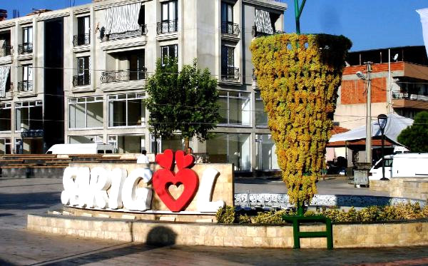 1 Ton Üzüm ile 4 Metrelik Üzüm Salkımı Oluşturdular