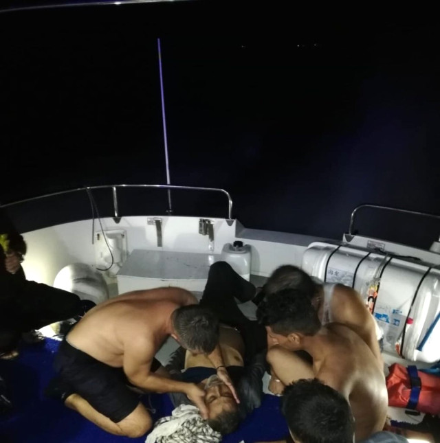 Bodrum Açıklarında Batmak Üzere Olan Teknedeki 13 Göçmen Kurtarıldı
