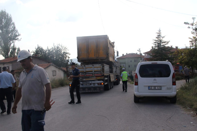 Tıra Yüklenmiş Kamyon Faciaya Neden Oluyordu