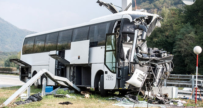 Turist otobüsü direğe çarptı: 15 yaralı