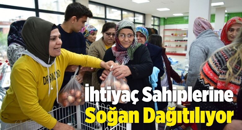 İzmir’de İhtiyaç Sahibi Ailelere Soğan Dağıtılıyor