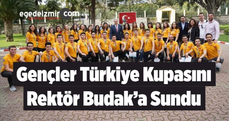 TÜHAD’lı Gençler, Türkiye Kupasını Rektör Budak’a Sundu