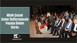 Minik Çocuk Asker Üniformasıyla Paşaya Selam Durdu