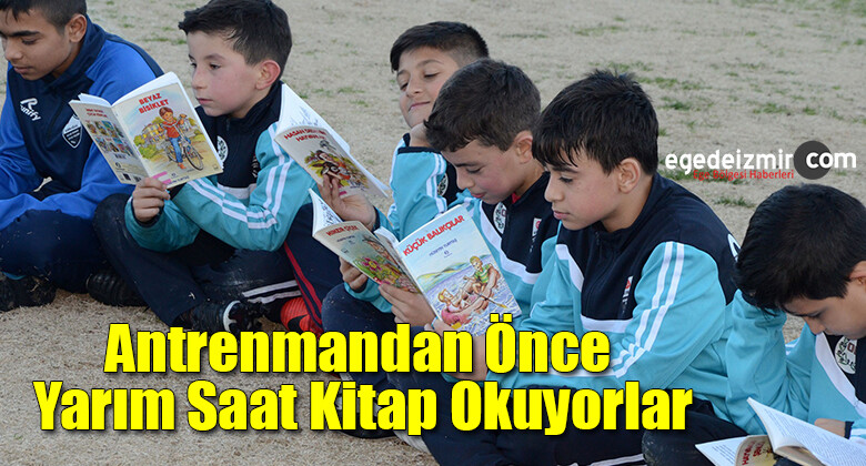 Küçük Futbolcular Antrenmandan Önce Yarım Saat Kitap Okuyorlar