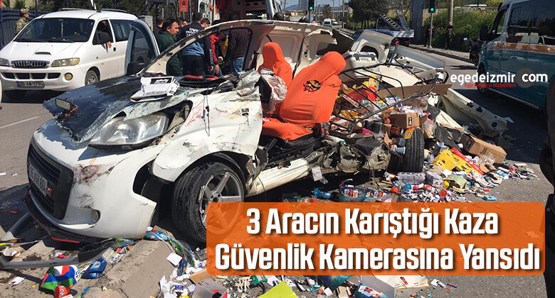 İzmir’de 3 Aracın Karıştığı Kaza Anı Güvenlik Kamerasına Yansıdı