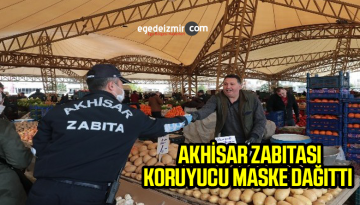 Akhisar’da zabıta ekipleri cuma pazarında koruyucu maske dağıttı