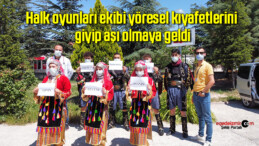 Halk oyunları ekibi yöresel kıyafetlerini giyip aşı olmaya geldi