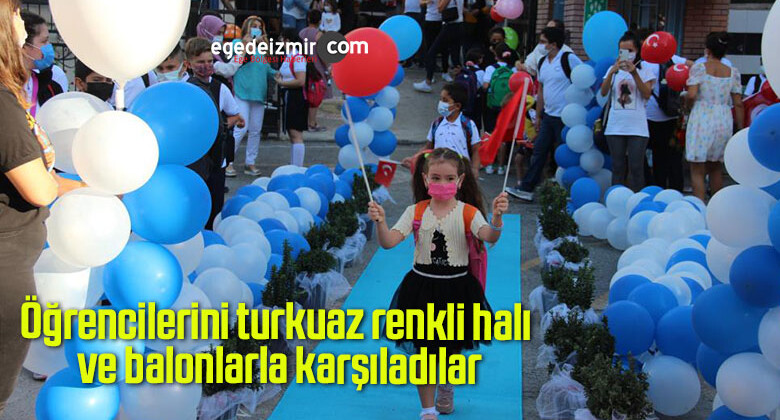 Öğrencilerini turkuaz renkli halı ve balonlarla karşıladılar