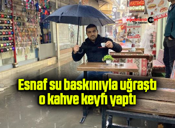 Esnaf su baskınıyla uğraştı, o kahve keyfi yaptı