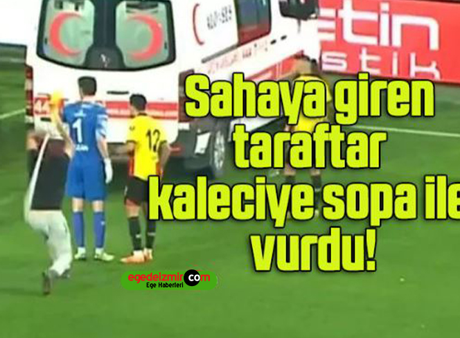 Sahaya giren taraftar kaleciye sopa ile vurdu!