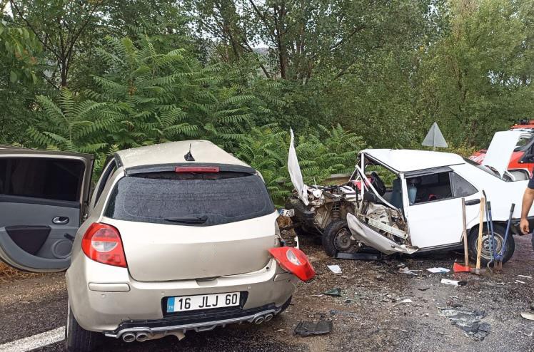 BURSA'DA KAYGANLAŞAN YOLDA TRAFİK KAZASI: 1 ÖLÜ, 3 YARALI