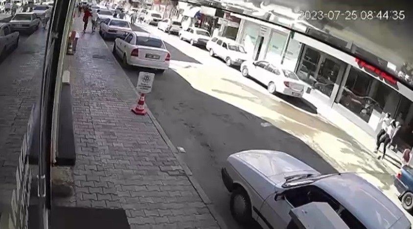 ADANA'DA DEPREM SONRASI PANİK GÜVENLİK KAMERASINDA