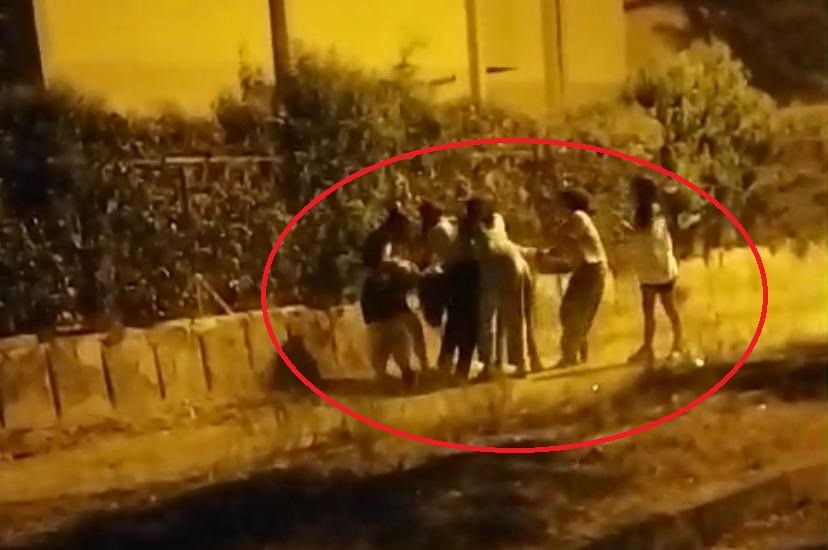 DİYARBAKIR'DA BİR GRUP KIZ, ARALARINA ALDIĞI KIZI DARP ETTİ KIZLARIN SAÇ BAŞ KAVGASI CEP TELEFONU KAMERASINA YANSIDI