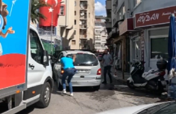 İZMİR'DE TRAFİK KAVGASI KAMERADA: ÇOCUKLARININ BULUNDUĞU ARABANIN CAMI KIRILINCA DELİYE DÖNDÜ TRAFİKTE SİNİRLER GERİLDİ, KAVGA ANLARI KASK KAMERASINA YANSIDI