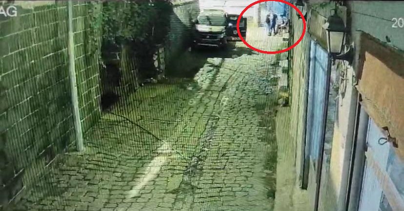 DİYARBAKIR'DA POLİSE BIÇAKLI SALDIRI ANI GÜVENLİK KAMERASINA YANSIDI