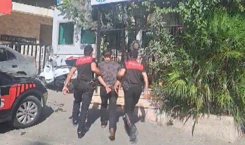 İZMİR'DE KARDEŞİNİ ÖLDÜRME SUÇUNDAN ARANAN ZANLI YAKALANDI