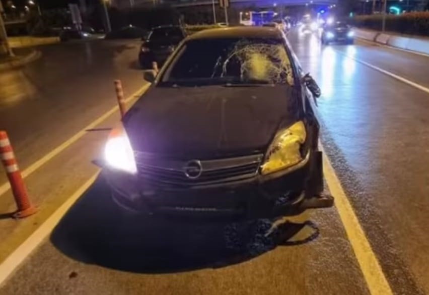 İZMİR'DE OTOMOBİLİN ÇARPTIĞI GENÇ YAŞAMINI YİTİRDİ