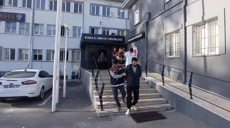 İPHONE SEVDASI 6 MİLYON LİRADAN ETTİ TELEFON SATMA BAHANESİYLE 6 MİLYON LİRA DOLANDIRDILAR 3 KARDEŞİN 6 MİLYONLUK KREDİ VURGUNU BURSA'DA 6 MİLYONLUK VURGUN YAPAN 3 ŞÜPHELİ ISPARTA'DA YAKALANDI