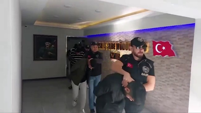 İZMİR'DE OTO GALERİNİN KURŞUNLANMASIYLA İLGİLİ 4 KİŞİ TUTUKLANDI