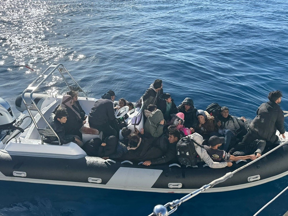YUNAN ADALARINA YÜZERKEN YAKALANDILAR