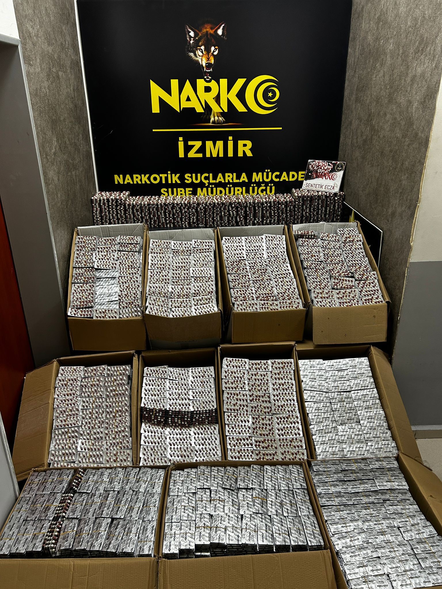 İZMİR'DE TORBACILARA UYUŞTURUCU TEMİN EDENLERE OPERASYON: 2 TUTUKLAMA