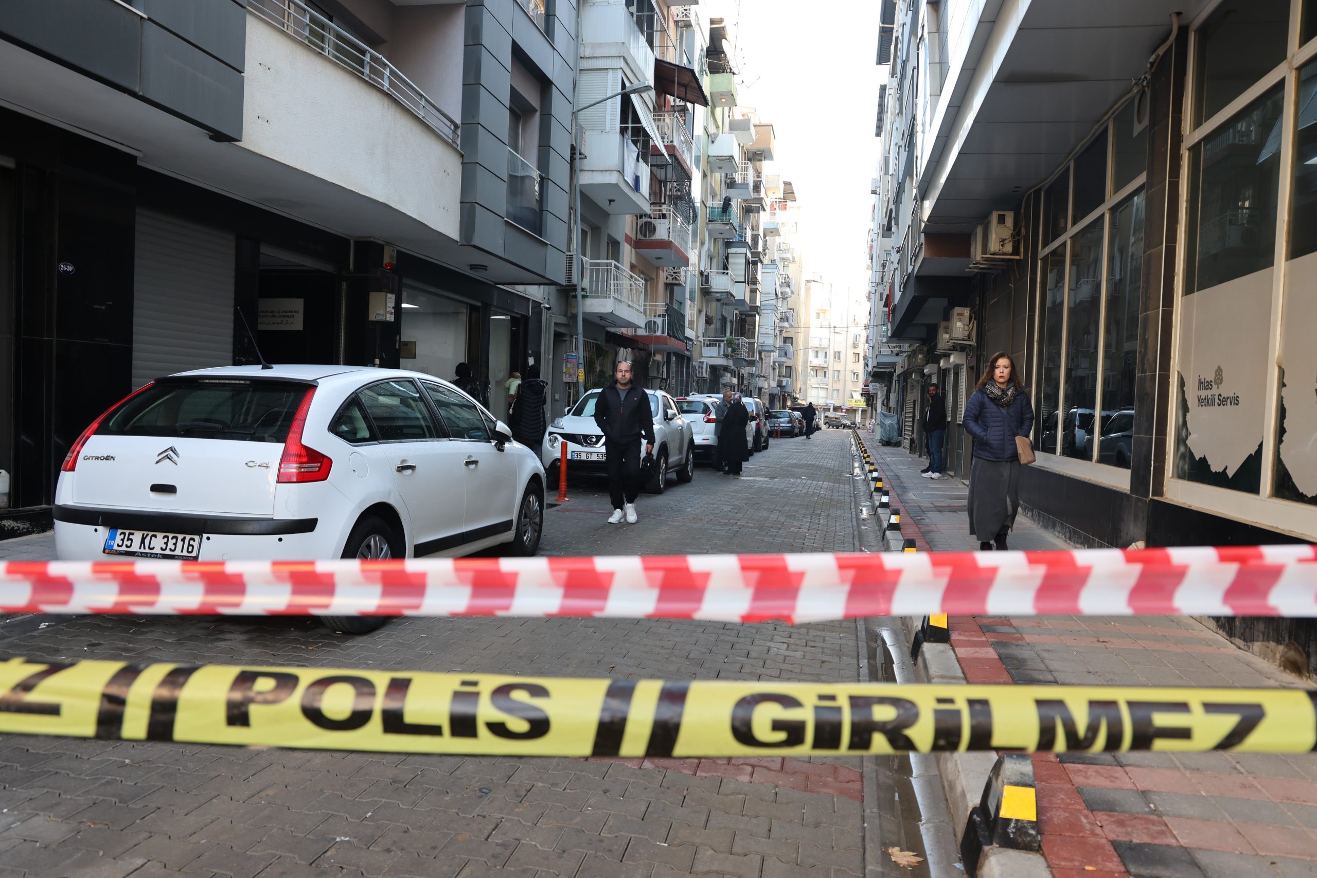 İZMİR'DEKİ İLAÇLAMA FACİASININ ARDINDAN İNCELEME SÜRÜYOR: DEĞERLER HALA YÜKSEK HAŞERE İLAÇLAMASI 1 YAŞINDAKİ BEBEĞİN ÖLÜMÜNE YOL AÇTI: "ÇOK AĞIR BİR KOKUYDU VE BİZİ DE ÇOK ETKİLEDİ" ESNAF VE VATANDAŞLAR OLAYIN ŞOKUNU YAŞIYOR