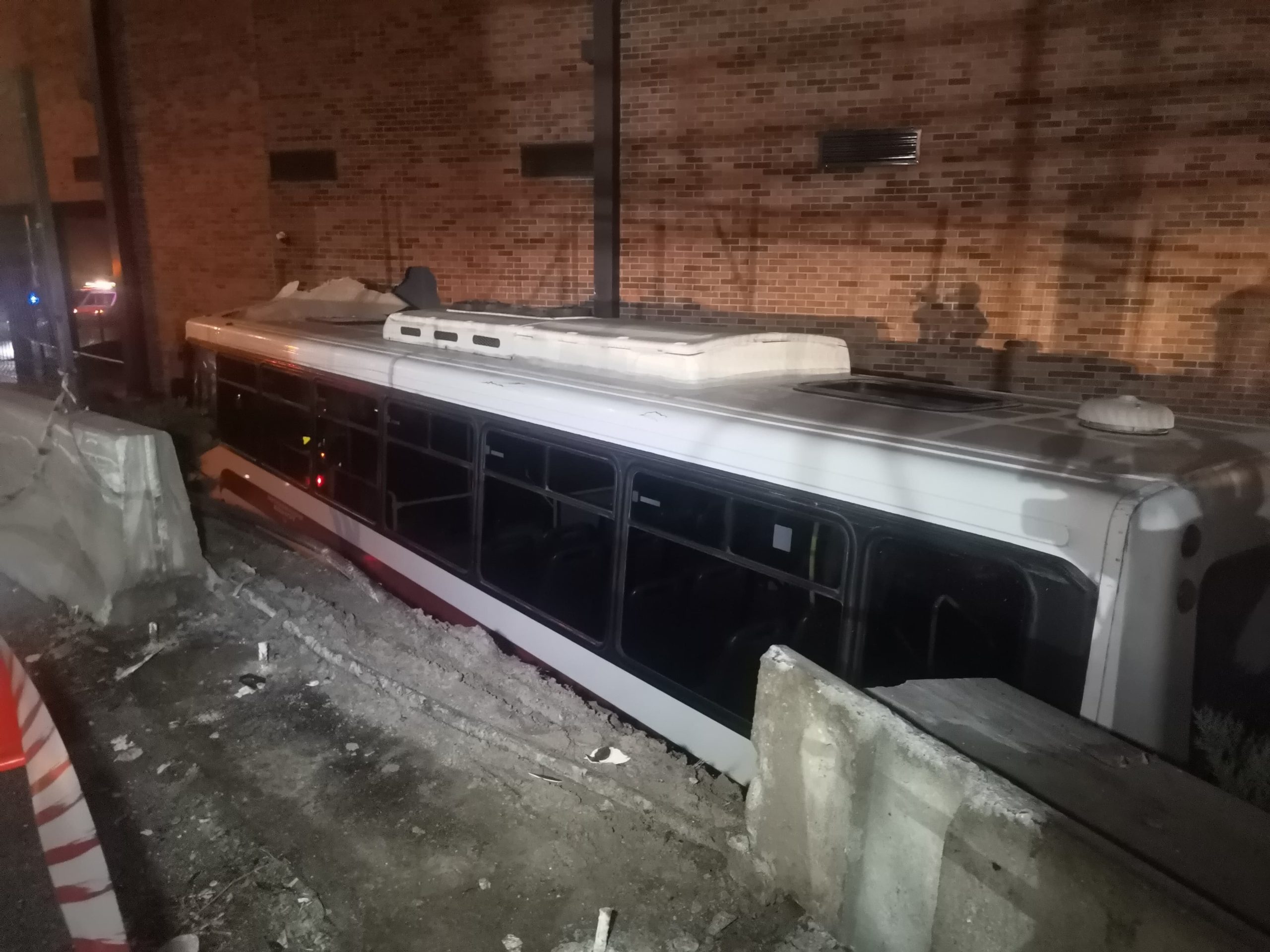 İZMİR'DE VİRAJI ALAMAYAN BELEDİYE OTOBÜSÜ AVM BAHÇESİNE DÜŞTÜ: 1 YARALI BELEDİYE OTOBÜSÜ, BAHÇESİNE DÜŞTÜĞÜ AVM'NİN DUVARININ BİR KISMINI YIKTI