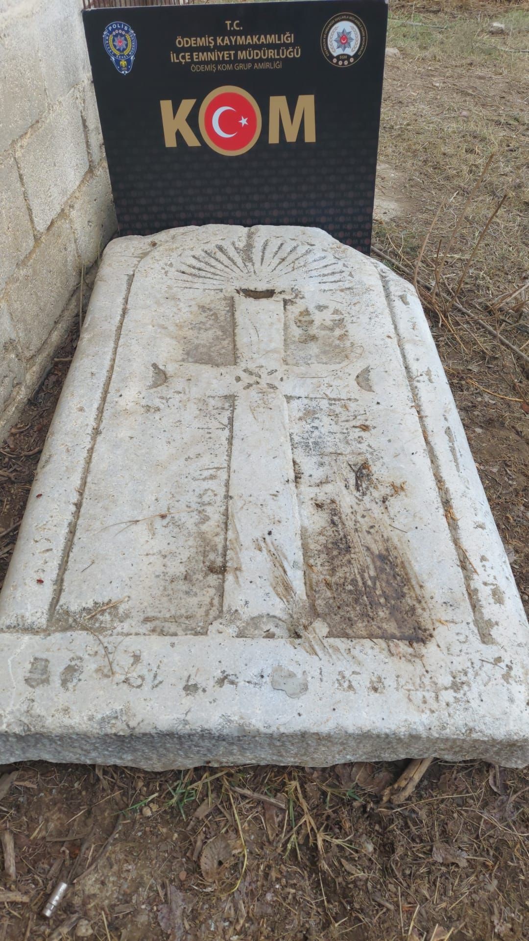 ÖDEMİŞ'TE BİZANS DÖNEMİ HAC İŞARETLİ KİLİSE LEVHASI ELE GEÇİRİLDİ