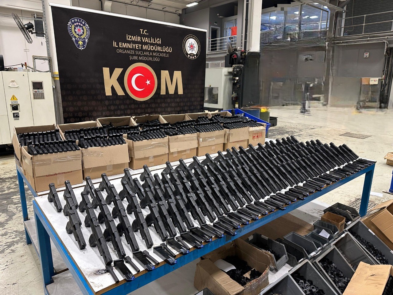 İZMİR'DE REKOR SİLAH OPERASYONU: İŞ YERLERİNDEKİ GİZLİ BÖLMELERDEN ÇIKTI