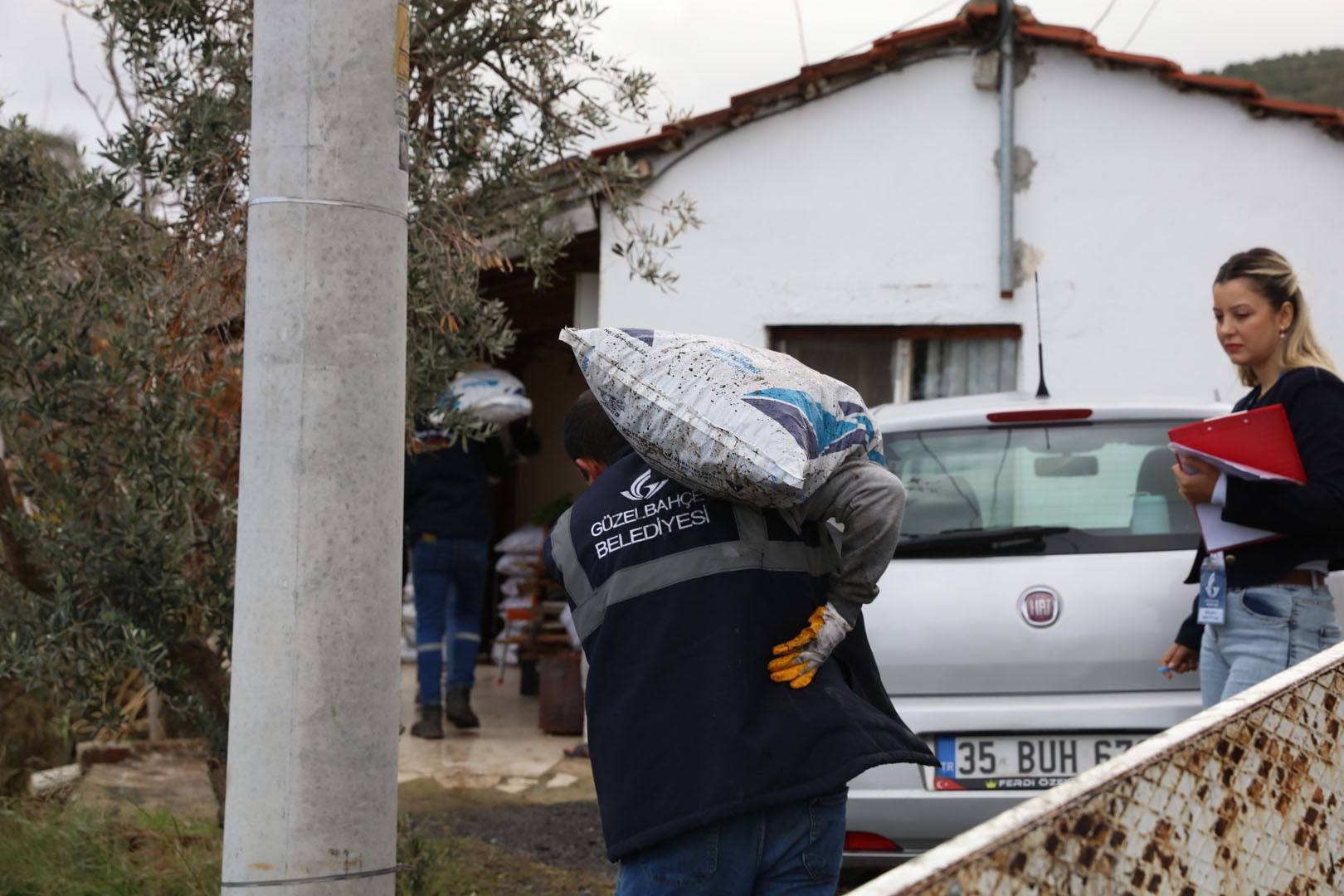 GÜZELBAHÇE BELEDİYESİNDEN İHTİYAÇ SAHİPLERİNE KIŞ DESTEĞİ