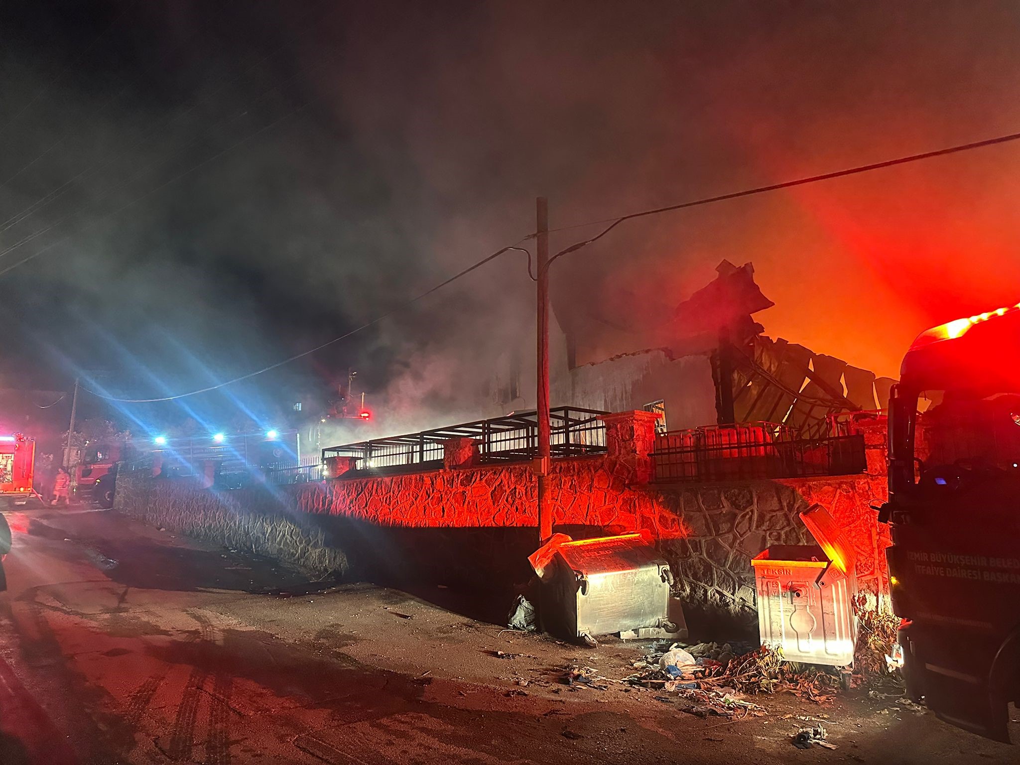 İZMİR'DE TEKSTİL FABRİKASINDA ÇIKAN YANGIN KONTROL ALTINDA
