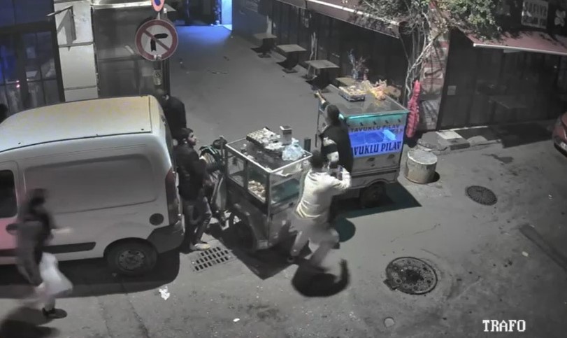 İZMİR'DE KORKU DOLU ANLAR: YOL VERME TARTIŞMASINDA ATEŞ AÇTI
