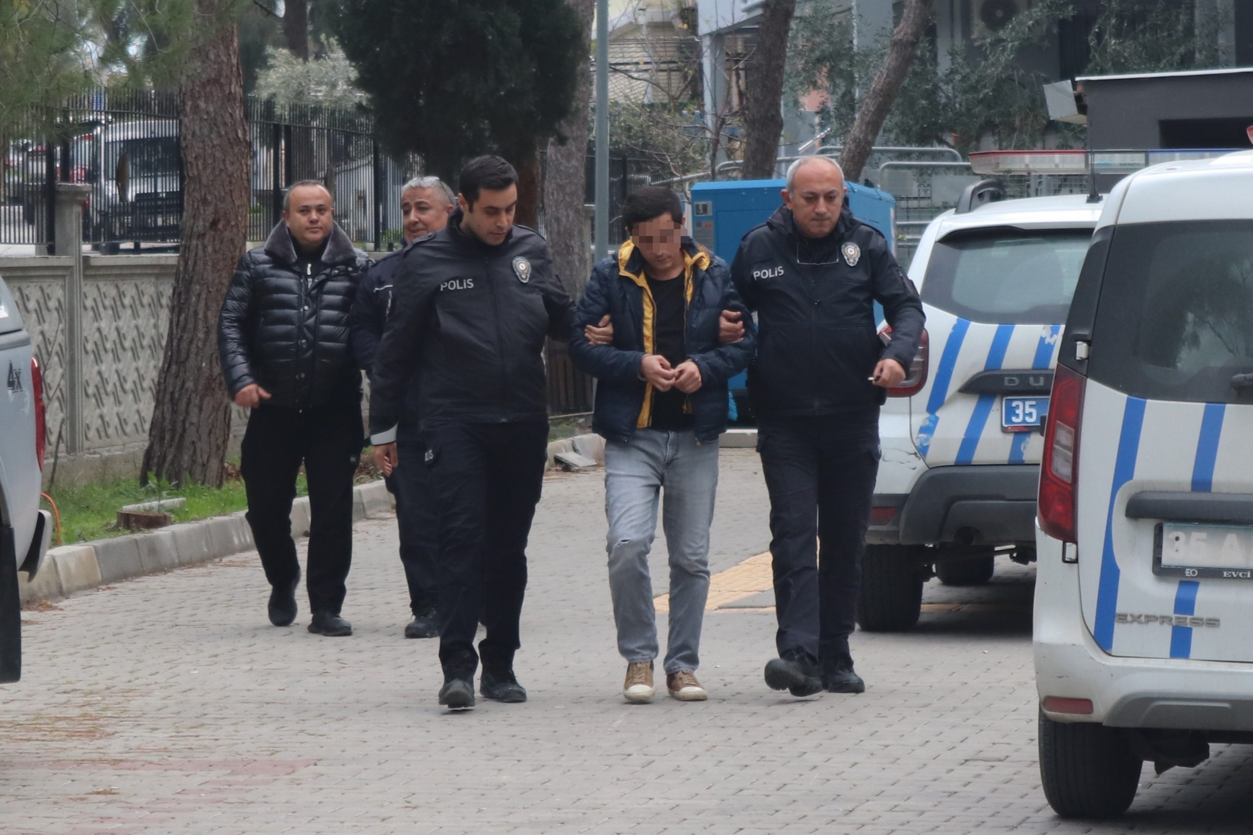 'ÜCRETİ IBAN İLE GÖNDERECEĞİM' DİYEN MARKET DOLANDIRICISI YAKALANDI OĞLUNUN ARKADAŞI GİBİ DAVRANIP İÇKİ VE SİGARALARI ALDI, 'ÜCRETİ IBAN İLE GÖNDERECEĞİM' DEYİP KAYIPLARA KARIŞMIŞTI