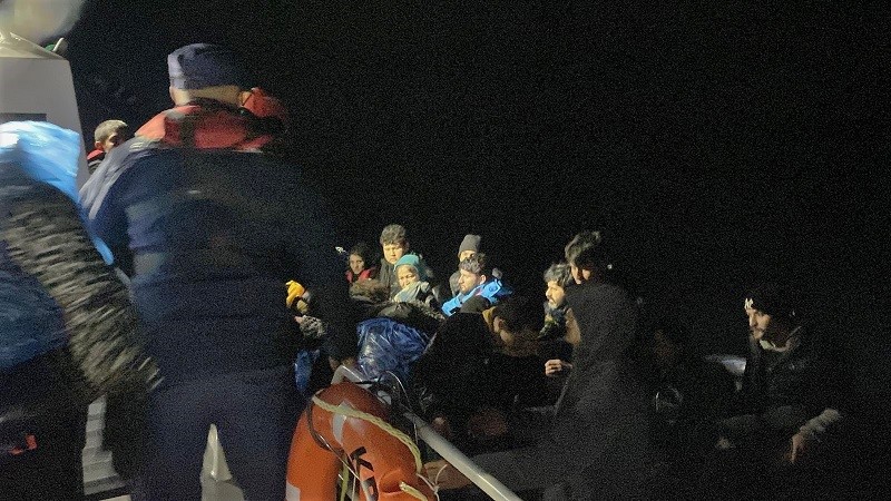 İZMİR AÇIKLARINDA 45 GÖÇMEN KURTARILDI, 31 GÖÇMEN DE YAKALANDI