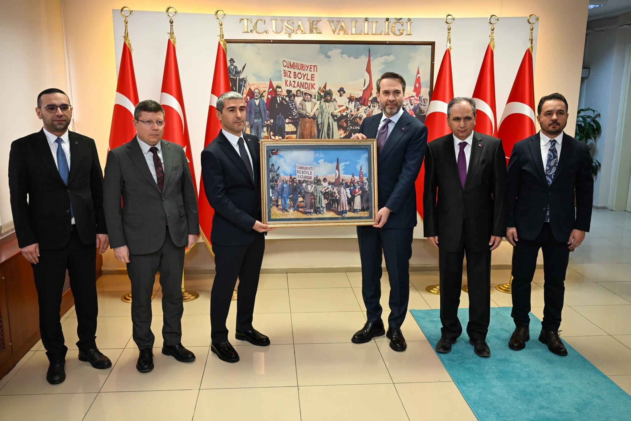 BAKAN BAYRAKTAR; "TÜRKİYE'DE ARTIK ENFLASYON, DÖVİZ BUNLARIN HİÇBİRİ SORUN OLMAYACAK" BAKAN BAYRAKTAR AK PARTİ UŞAK 8. OLAĞAN İL KONGRESİ'NE KATILDI