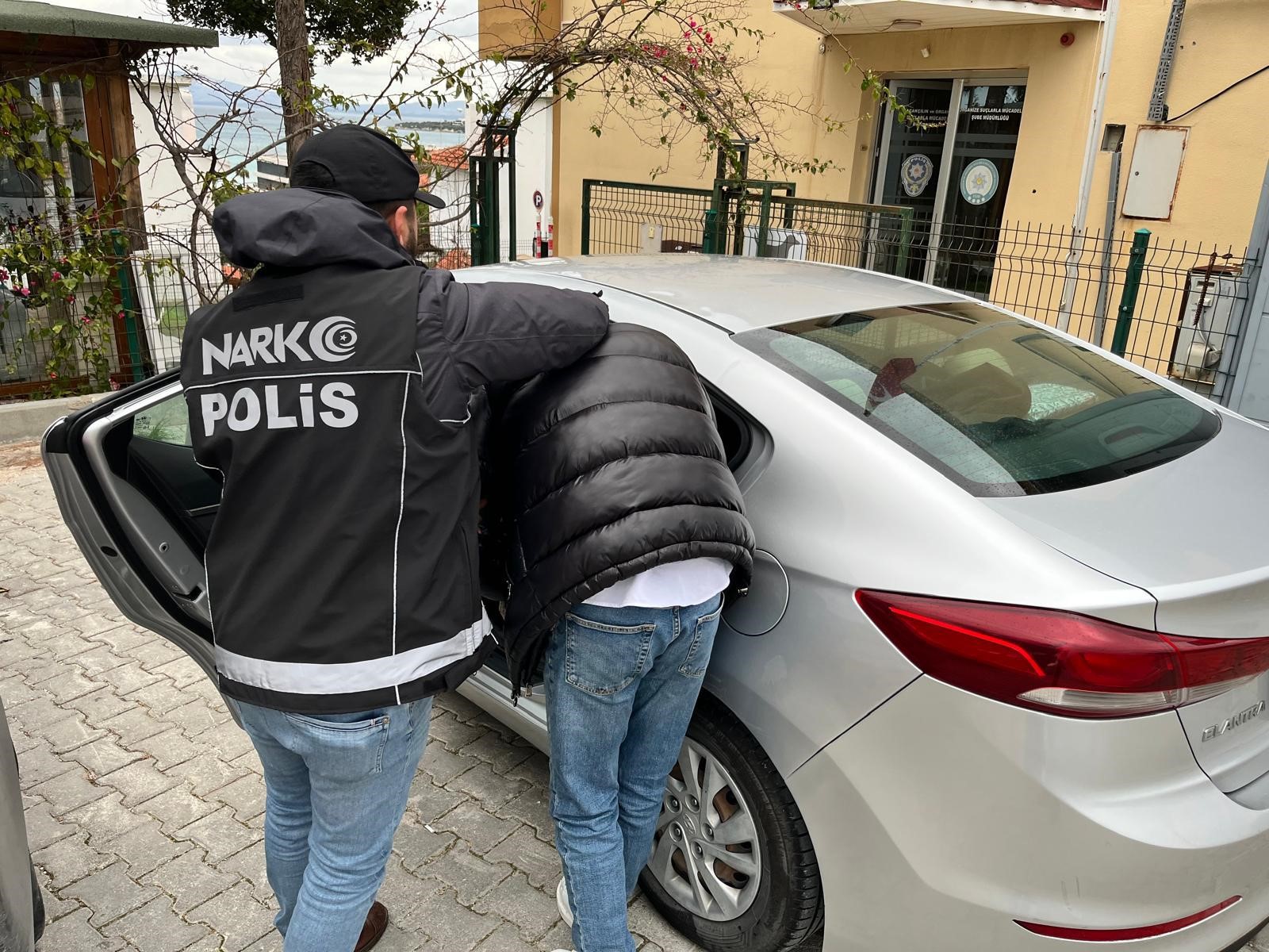 İZMİR'DE UYUŞTURUCU OPERASYONU: 5 TUTUKLAMA
