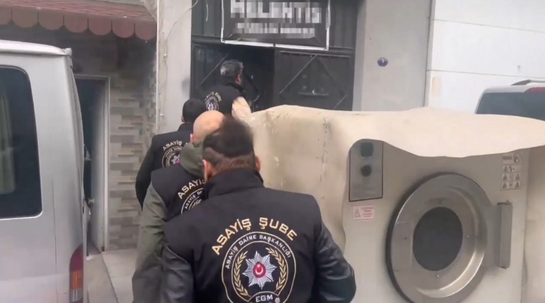 İZMİR'DE MASAJ SALONUNA FUHUŞ BASKINI: 9 GÖZALTI