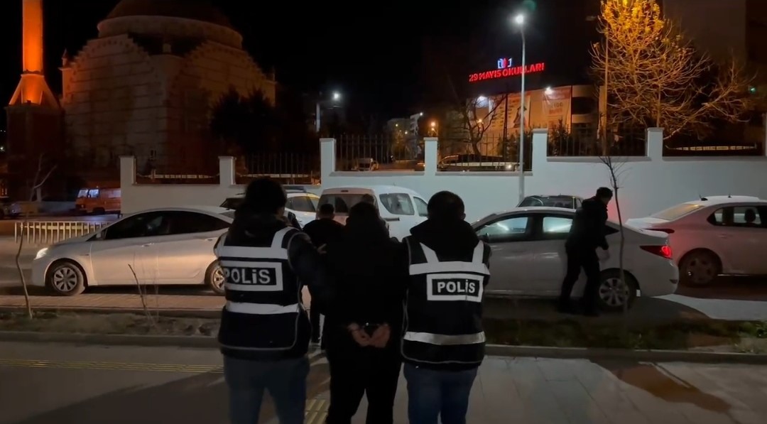İZMİR'DE 11 BİN ADET UYUŞTURUCU HAP ELE GEÇİRİLDİ