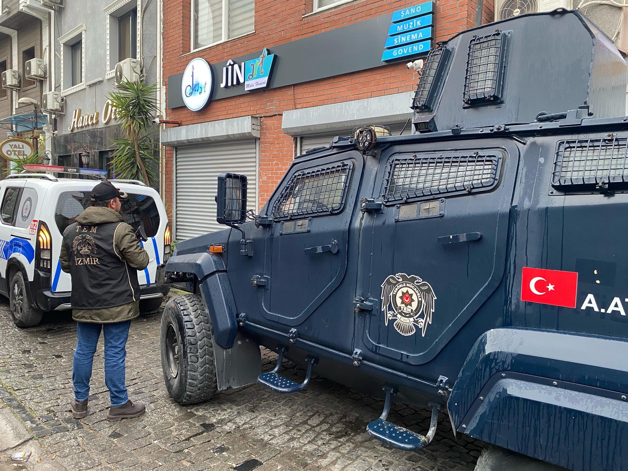 İZMİR'DE HDK EŞ SÖZCÜSÜNÜN DE ARALARINDA BULUNDUĞU 7 ŞÜPHELİ GÖZALTINDA