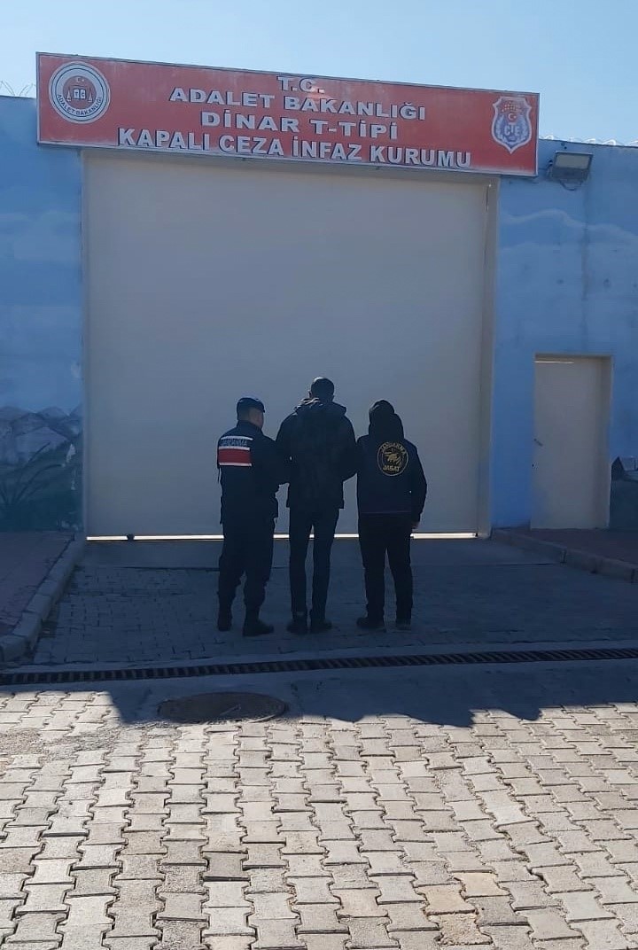 AFYONKARAHİSAR'DA 3 AYRI SUÇ KAYDI İLE ARANAN ŞAHIS YAKALANDI
