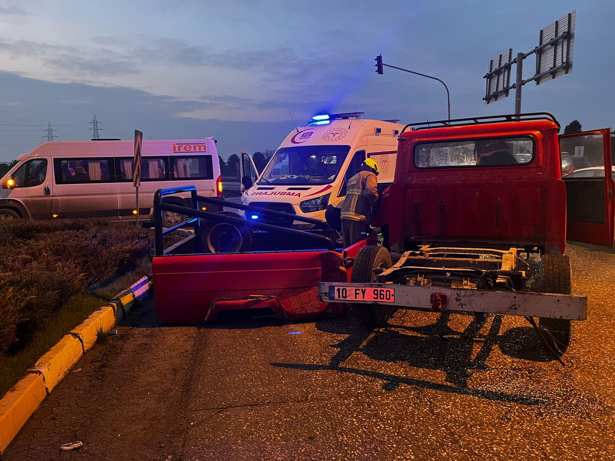BALIKESİR'DE SERVİS ARACI İLE KAMYONET ÇARPIŞTI; 1 YARALI