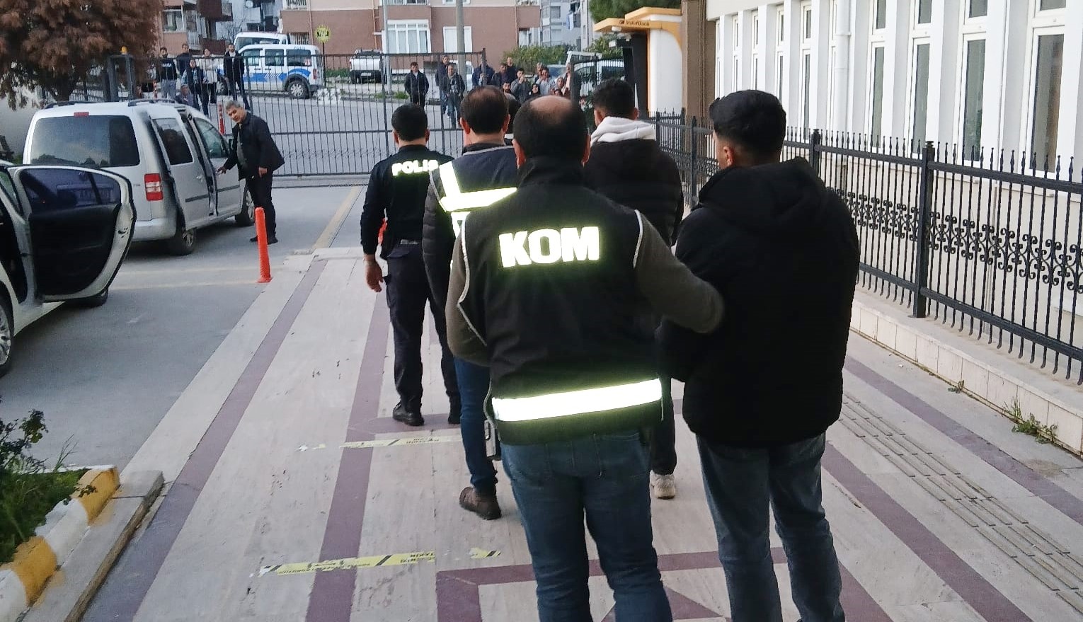 AYDIN'DA SİLAHLI SALDIRIYA KARIŞAN 3 ŞÜPHELİ TUTUKLANDI