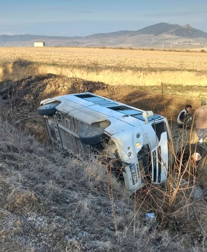 MERMER İŞÇİLERİNİ TAŞIYAN İŞÇİ SERVİSİ TARLAYA UÇTU; 1 ÖLÜ 3 YARALI