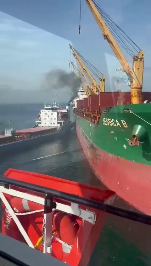 LİMANDAN ÇIKAN GEMİ, BAŞKA BİR GEMİYE ÇARPTI... O ANLAR KAMERADA