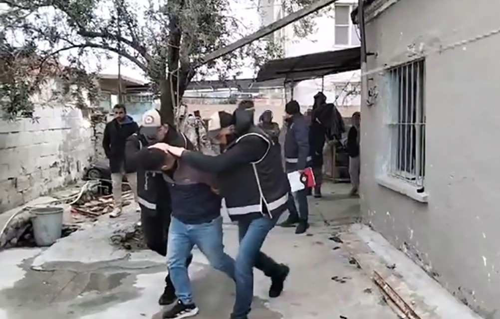 İZMİR'DE SİLAH KAÇAKÇILIĞI VE UYUŞTURUCU OPERASYONU: 4 GÖZALTI