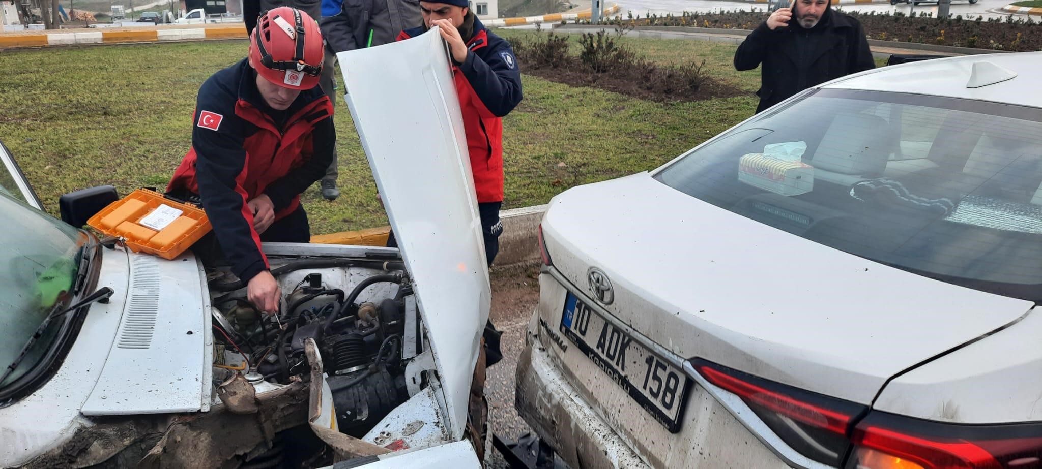 BALIKESİR'DE IŞIKLARDA ÇARPIŞAN ARAÇLARDA HASAR OLUŞTU