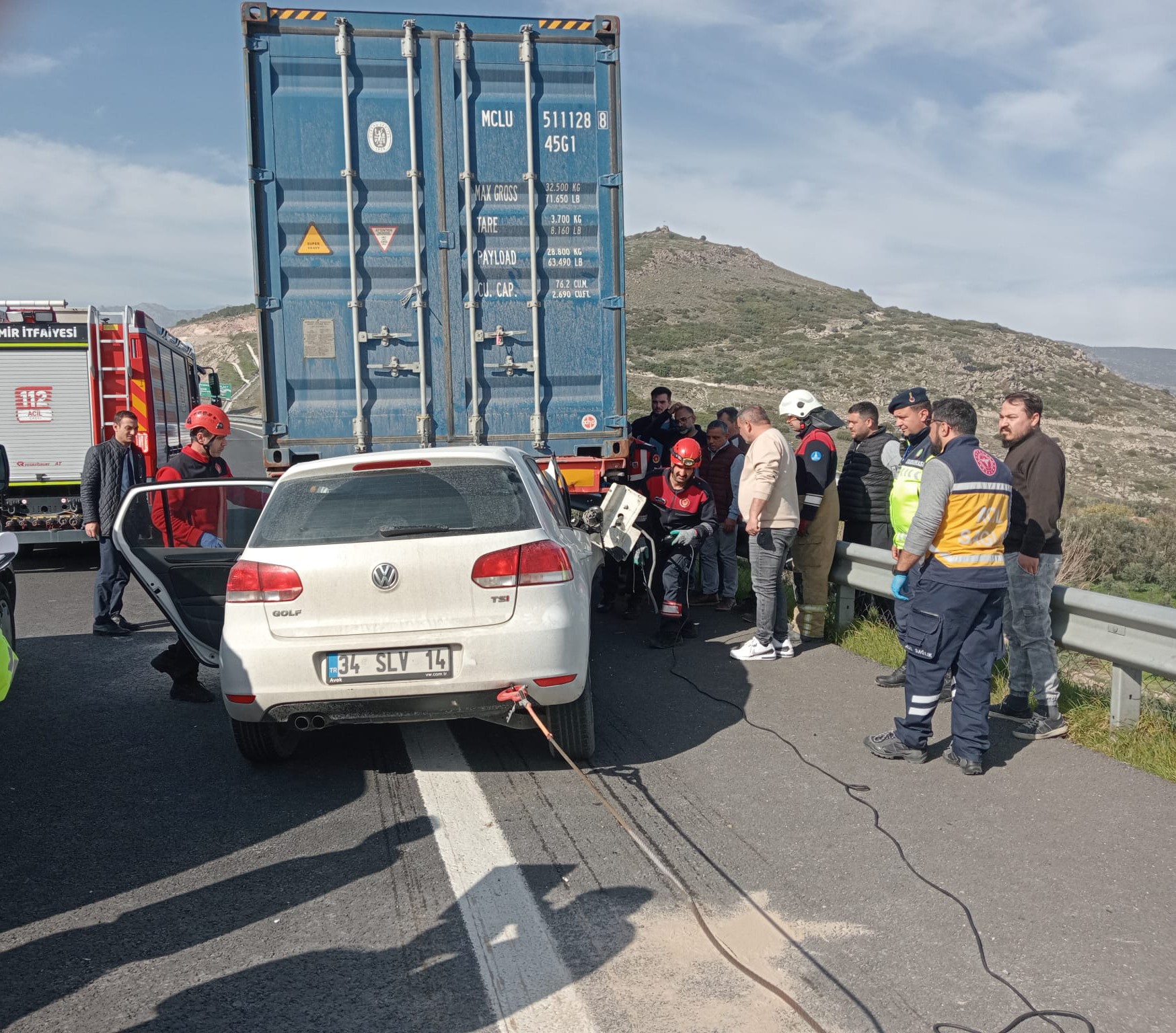 İZMİR'DE TIRA ÇARPAN OTOMOBİLİN SÜRÜCÜSÜ HAYATINI KAYBETTİ