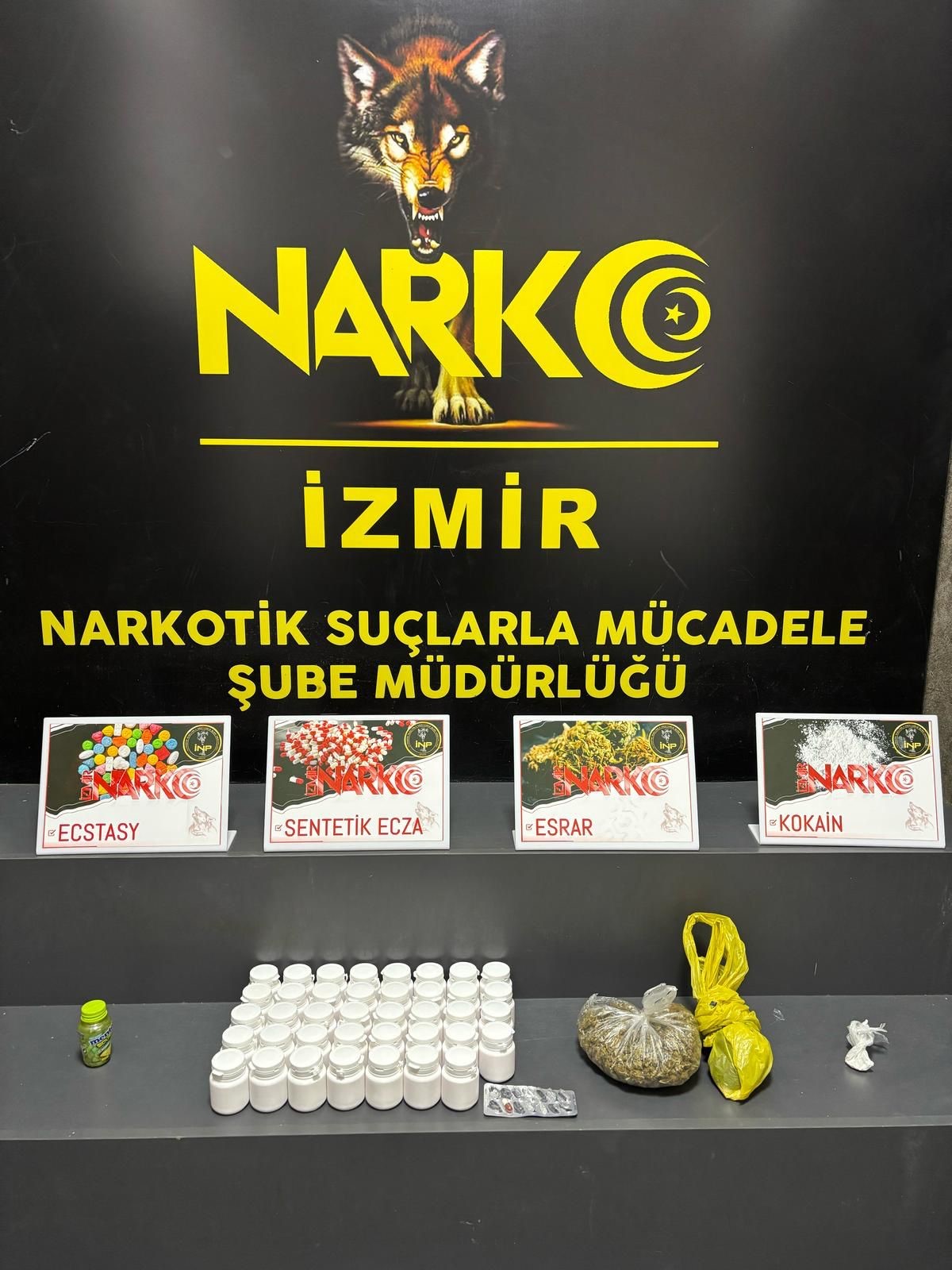 İZMİR'DE UYUŞTURUCU TACİRLERİNE BASKIN: 2 TUTUKLAMA