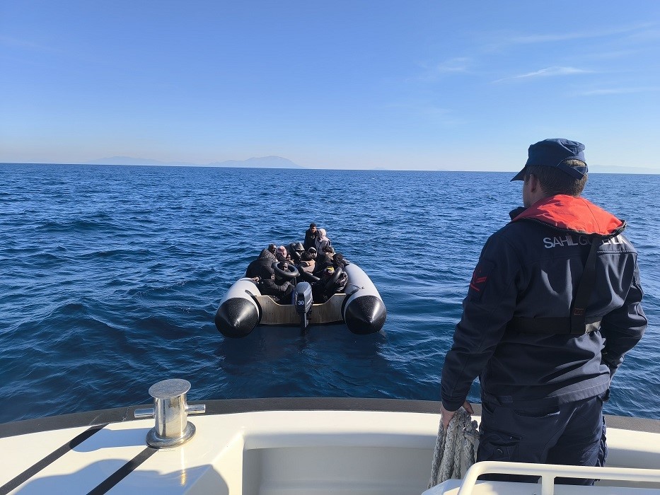 İZMİR'DE 55 GÖÇMEN KURTARILDI, 2 GÖÇMEN KAÇAKÇISI YAKALANDI