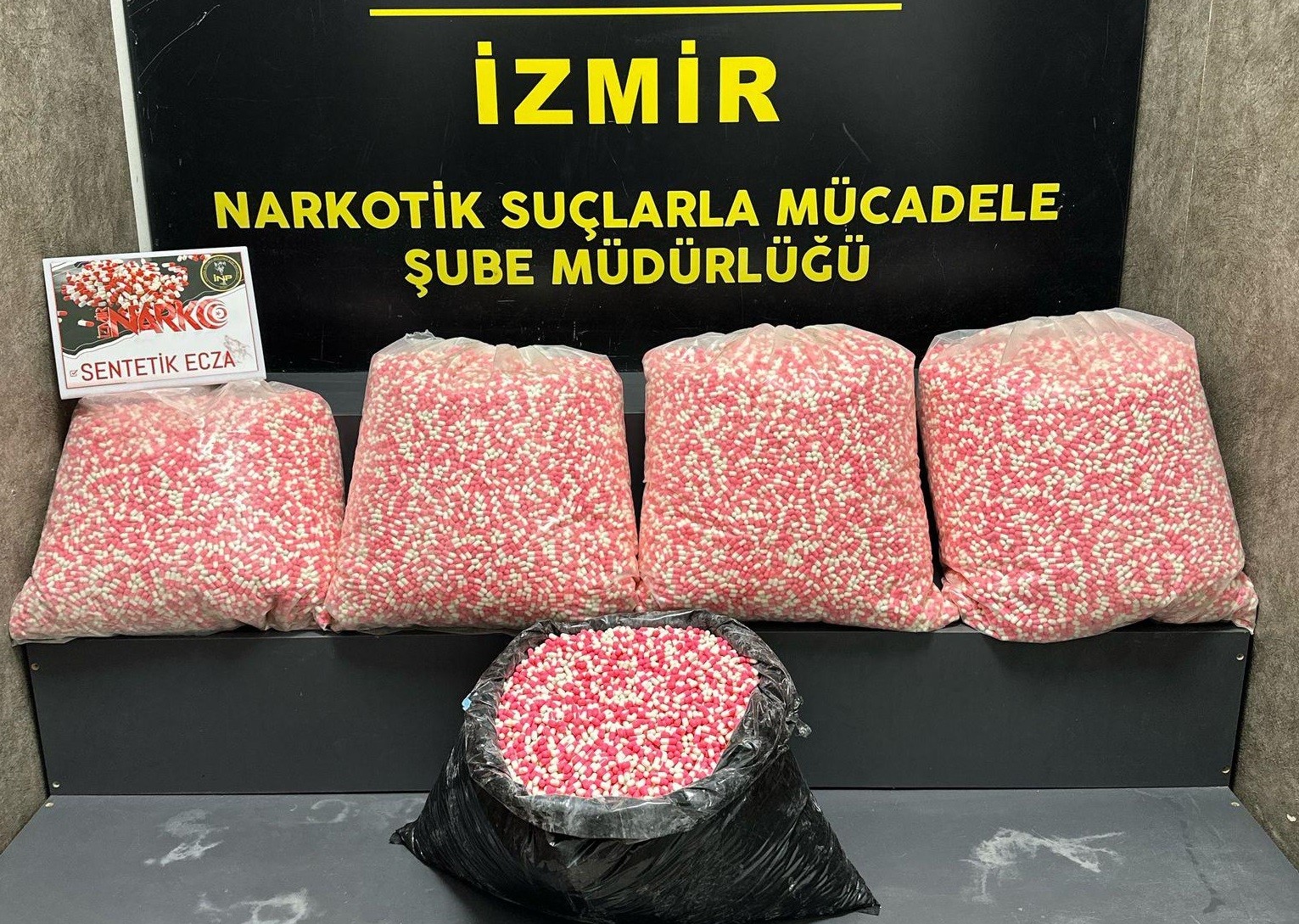 İZMİR'DE ARAÇTA 160 BİNDEN FAZLA UYUŞTURUCU HAP ELE GEÇİRİLDİ